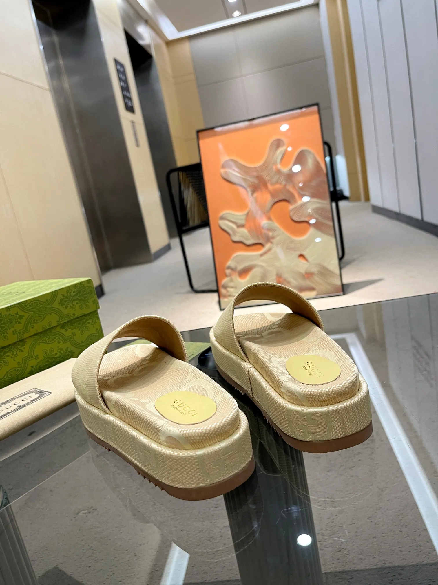 👟👟Ex-factory price 400👟👟 Shipped throughout the year, 200 colors] Gucci’s latest limited edition thick-soled slippers. Top quality for sale. Purchase genuine product for development. The material and workmanship are consistent with the original. Upper: original special printing process. Lining: dyed sheepskin. Outsole: Italian private model outsole. Size: 35-43M standard size. 41, 42, 43 are also customized and cannot be returned. Sole thickness: 5.5cm. Forefoot 4cm.